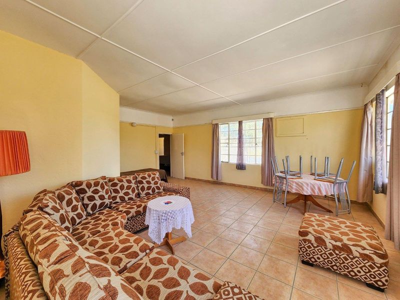 Uis:  3 Bedr Older home is for sale - Photo 4