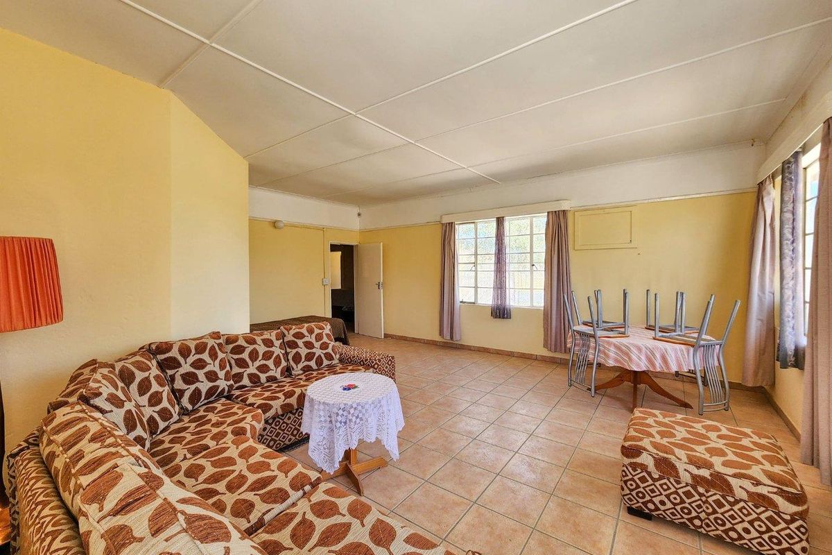 Uis:  3 Bedr Older home is for sale - Photo 4