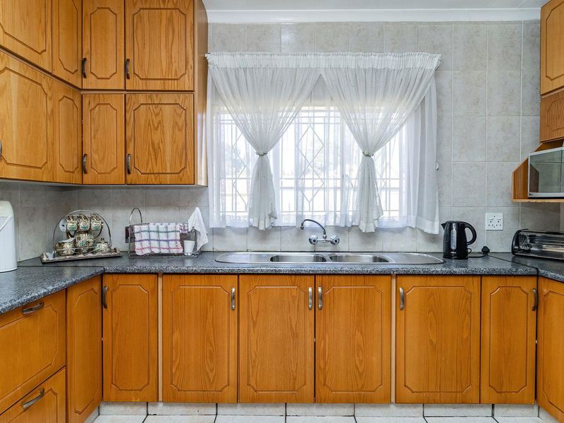 Immaculate Family Home in Rynsoord - Photo 9