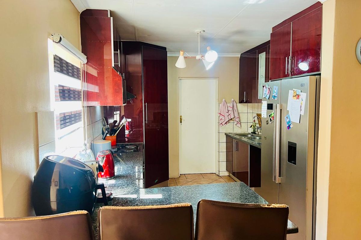 Three-Bedroom Townhouse for Sale in Equestria - Photo 5