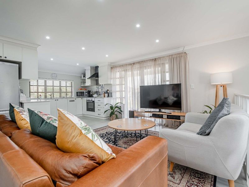 Stylish 2 Bedroom Apartment in Prestigious Clifton Hill Estate - Photo 1