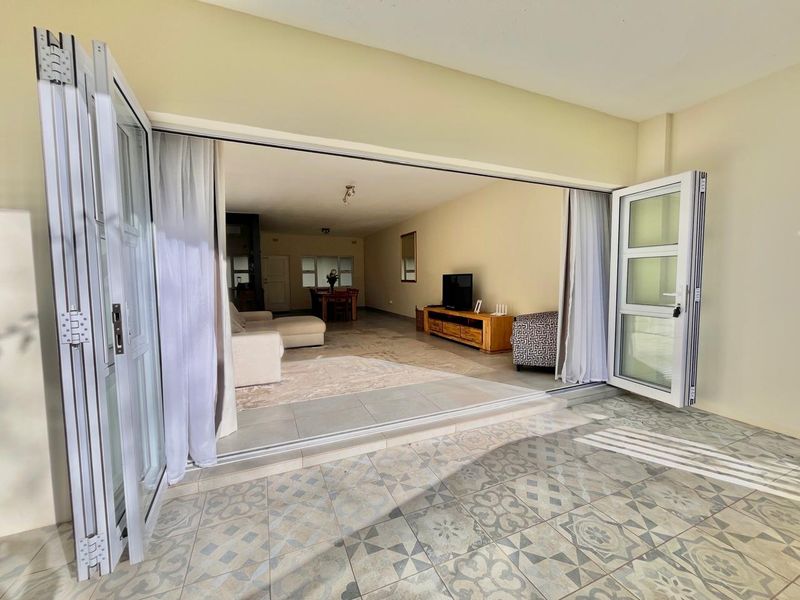 Beautifully renovated 3 Bedroom Garden unit - Photo 3