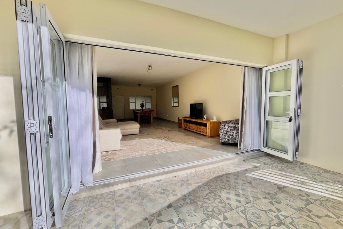 Beautifully renovated 3 Bedroom Garden unit - Photo 3