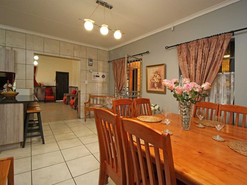 Stunning Family Home with Entertainment Area, Double Garage & Electric Fencing! - Photo 8
