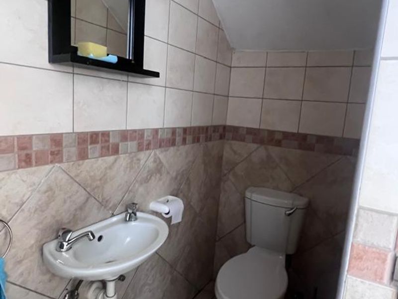 Charming Townhouse: Open Plan, Indoor BBQ & More! - Photo 5