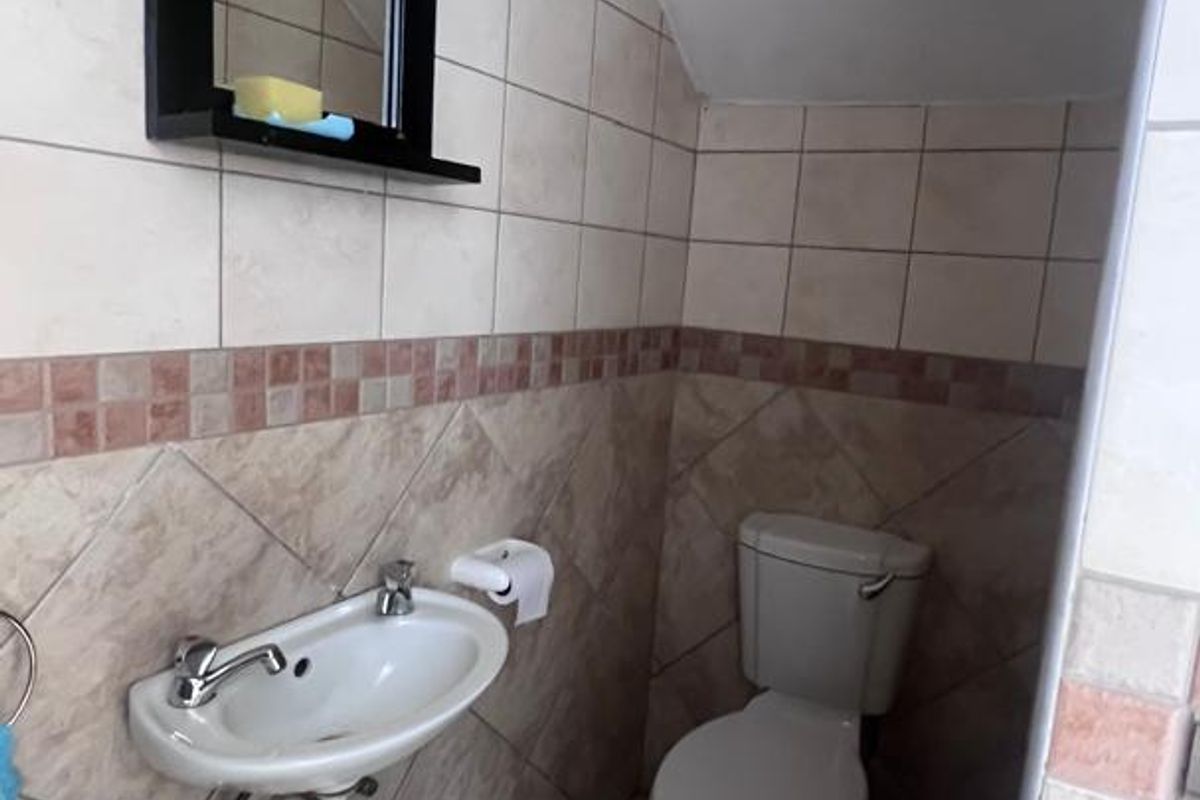 Charming Townhouse: Open Plan, Indoor BBQ & More! - Photo 5