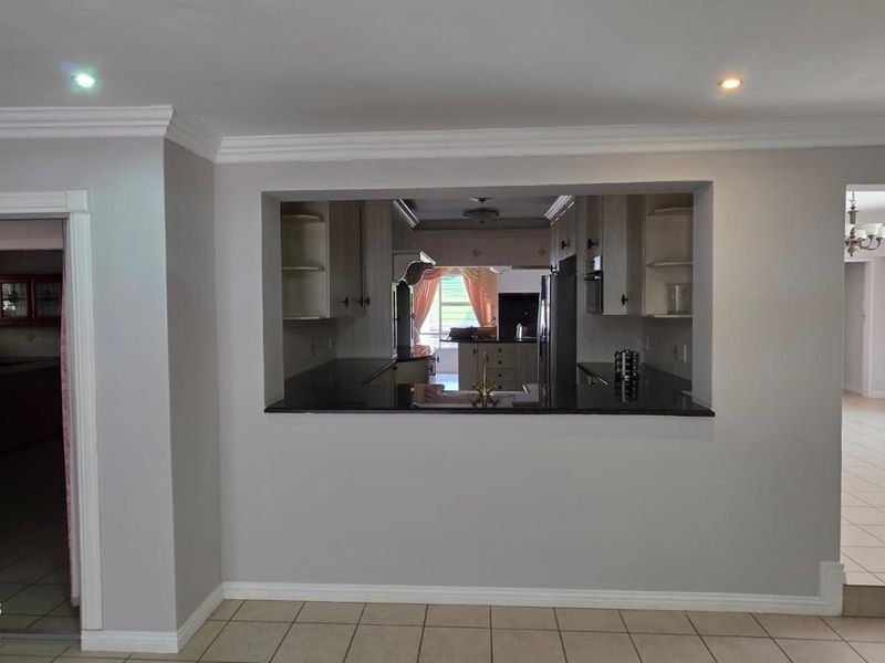Exceptional 6-Bedroom Family Home with Outstanding Entertainment Space in Noordheuwel - Photo 8