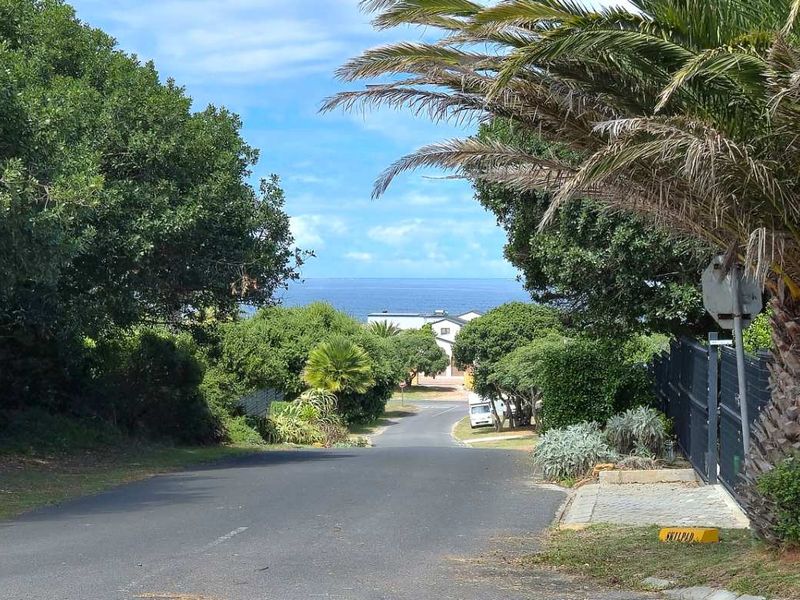 Spacious Coastal Home With Sea Views And Excellent Investment Potential - Photo 8