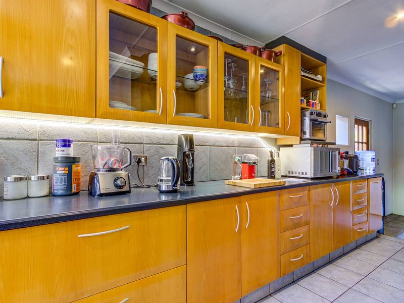 3 Bedroom freestanding secure Townhouse in Van Riebeeck Park - Photo 10