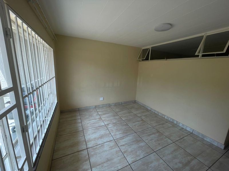 BACHELOR FLAT AVAILABLE IMMEDIATELY - Photo 3