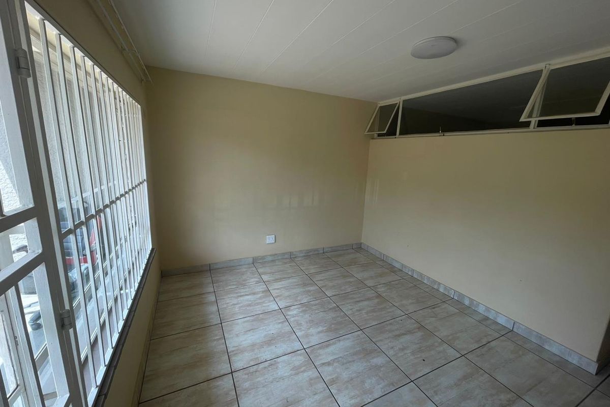 BACHELOR FLAT AVAILABLE IMMEDIATELY - Photo 3