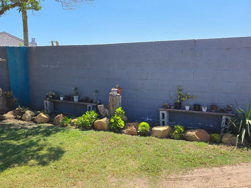 Charming 3-Bedroom House with Expansive Braai Area and Secure Living! Gansbaai CBD - Photo 6