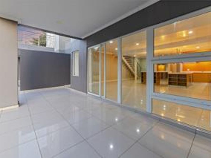MAGNIFICENT 4 BEDROOM DOUBLE STORY HOME IN MORNINGSIDE MANOR. - Photo 2