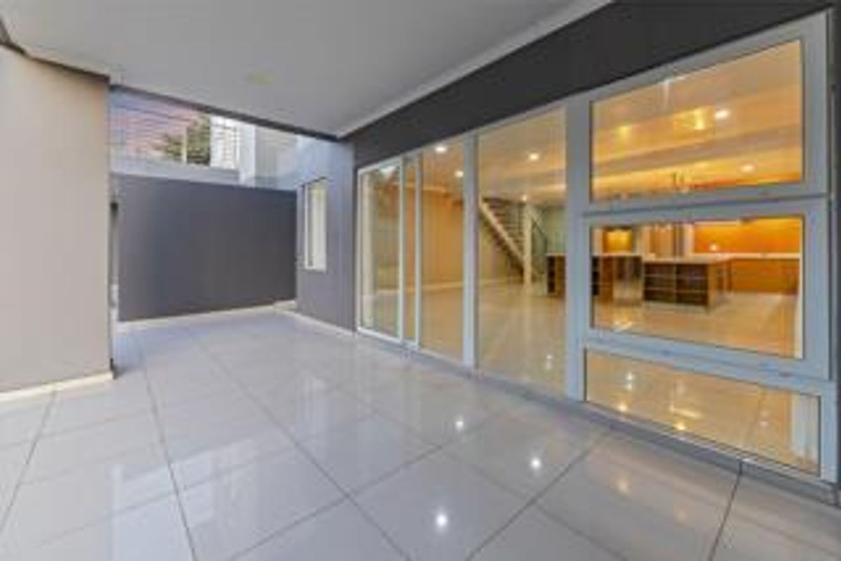 MAGNIFICENT 4 BEDROOM DOUBLE STORY HOME IN MORNINGSIDE MANOR. - Photo 2
