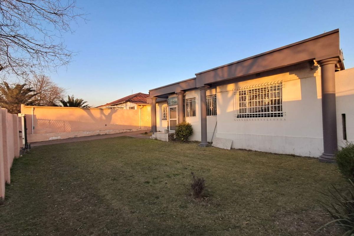 Family Living with Bonus Flatlet for Income - Photo 2