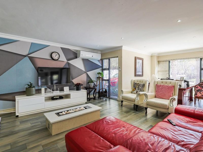 Modern Furnished 3-Bedroom Home with Pool, Cinema Room & Luxurious Finishes - Photo 5