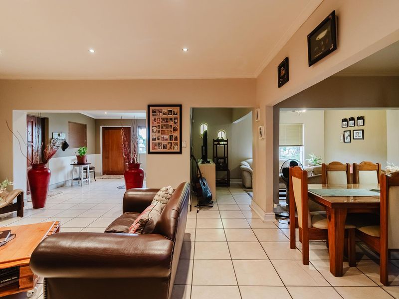 Beautiful 3-Bed Home with Potential - Photo 6