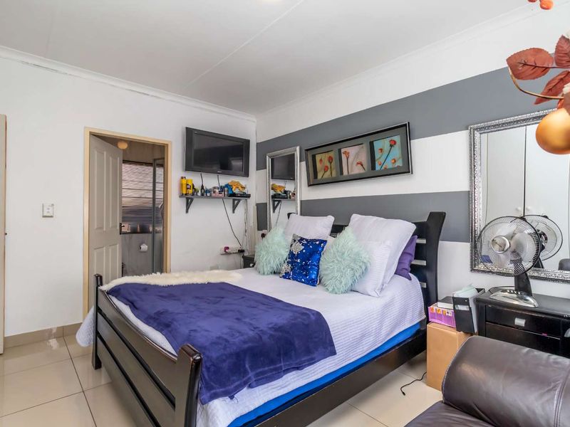 Pet-Friendly 3-Bedroom Simplex with Large Wrap-Around Garden - Photo 5