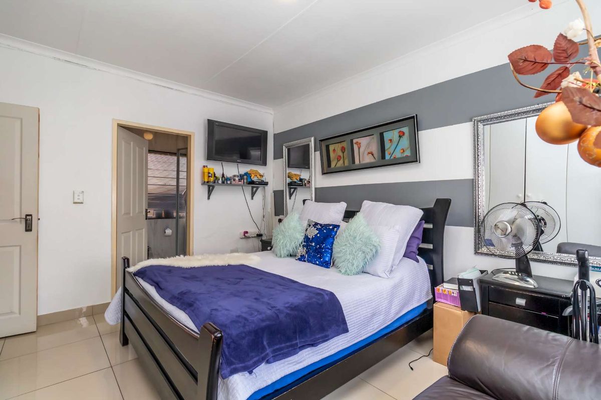 Pet-Friendly 3-Bedroom Simplex with Large Wrap-Around Garden - Photo 5