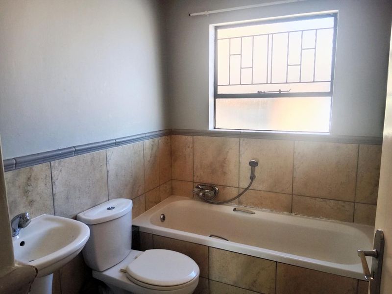 3 Bedroom, 2 Bathroom Apartment To Let - Photo 10