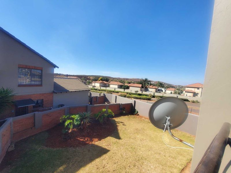 First-floor Gem in Aloe Ridge - perfect for families or Investors! - Photo 2