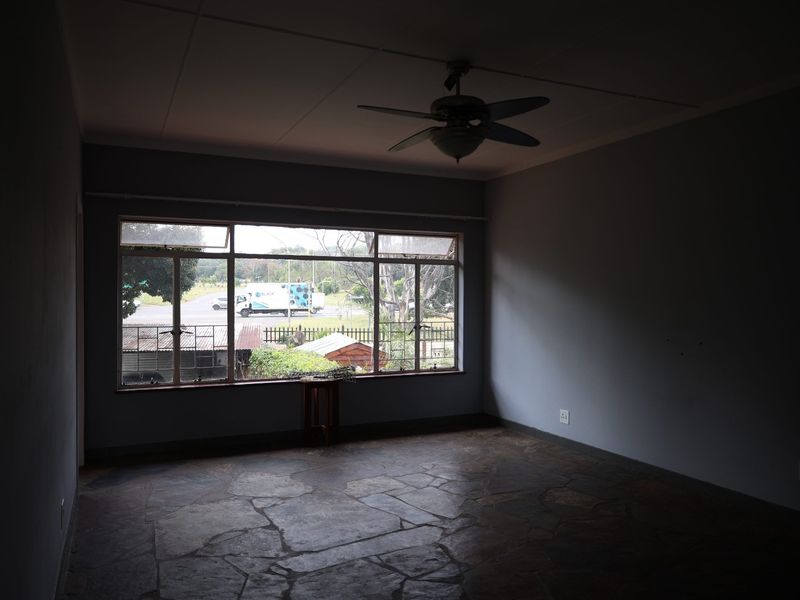 2.5-Bedroom Top-Floor Flat - Photo 3