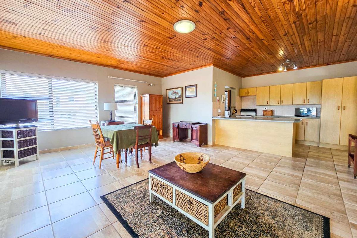 Neat family home for sale in Stilbaai-Wes. - Photo 2