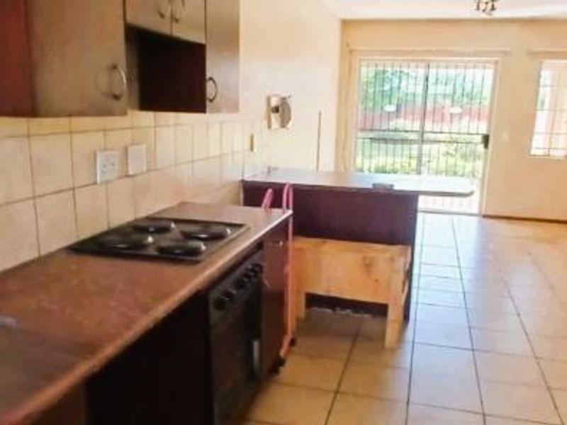 Well Maintained 2 Bedroom Apartment - Photo 4