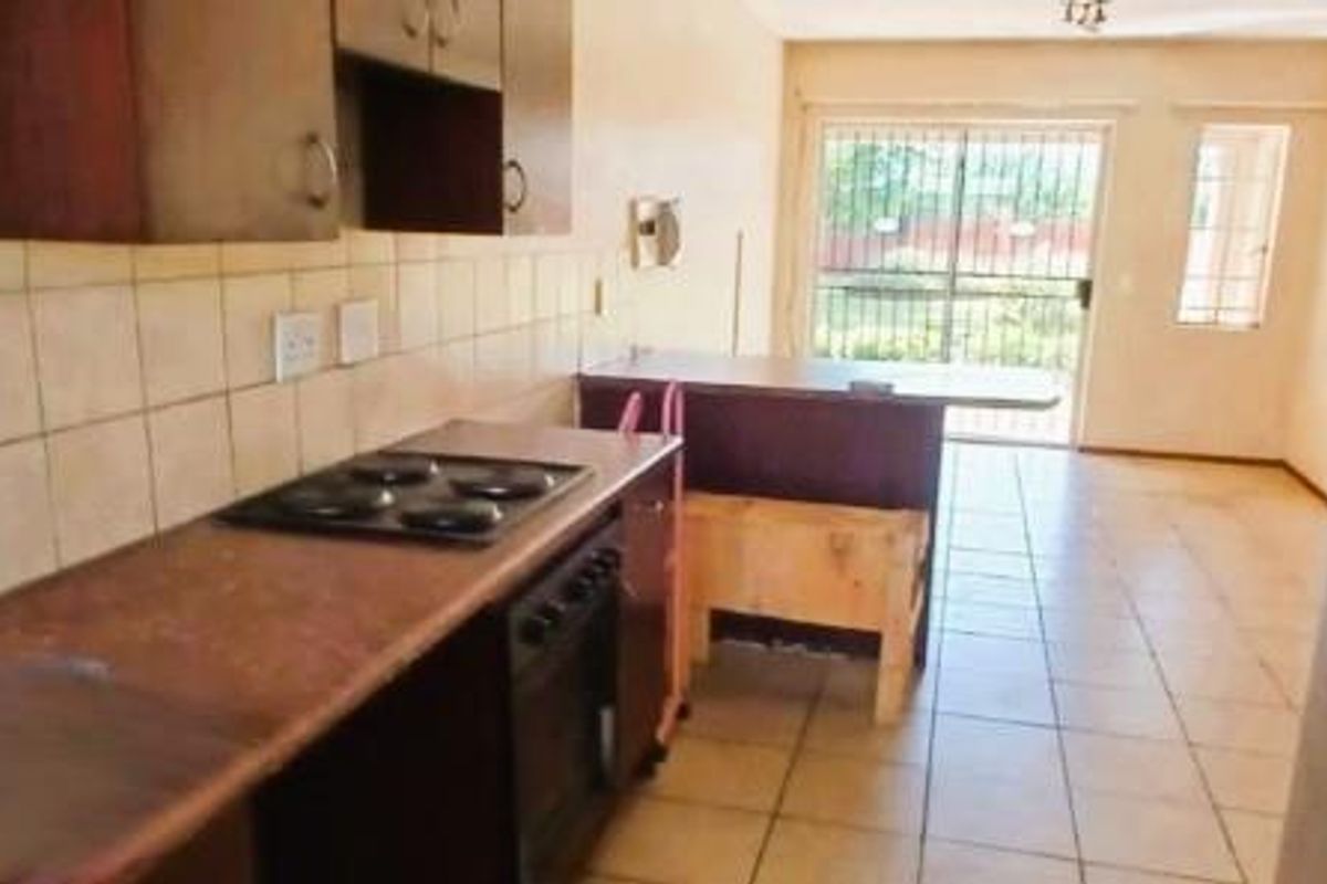 Well Maintained 2 Bedroom Apartment - Photo 4
