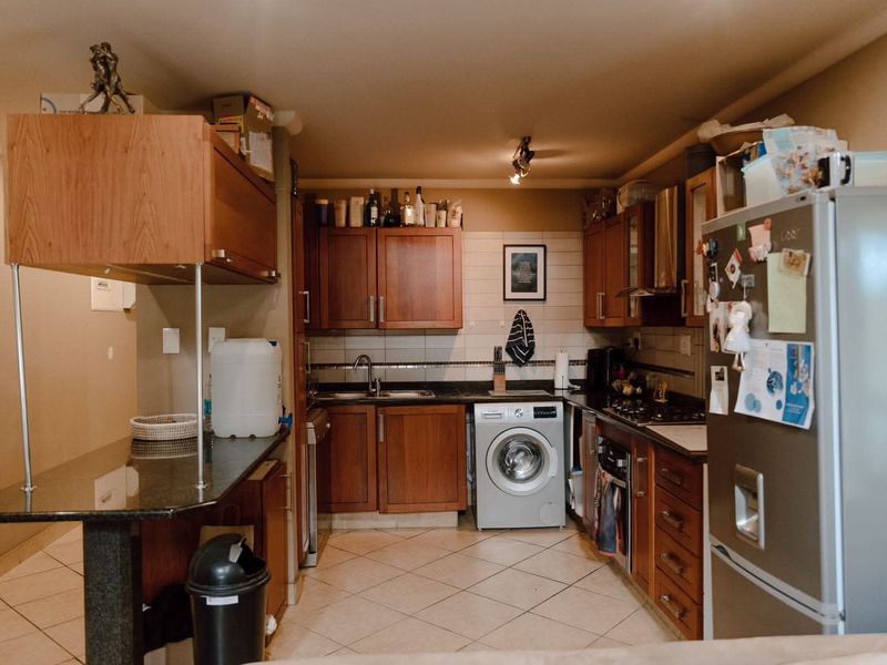 Spacious & Sunny 3-Bedroom Apartment in Prime Waterval East! - Photo 6
