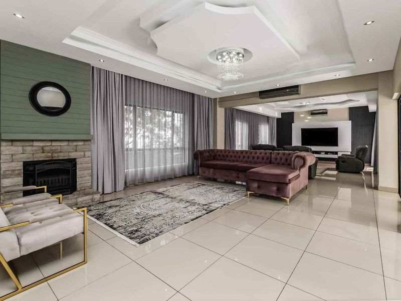 Splendid 5 Bedroom House for Sale in Cedar Creek - Photo 3