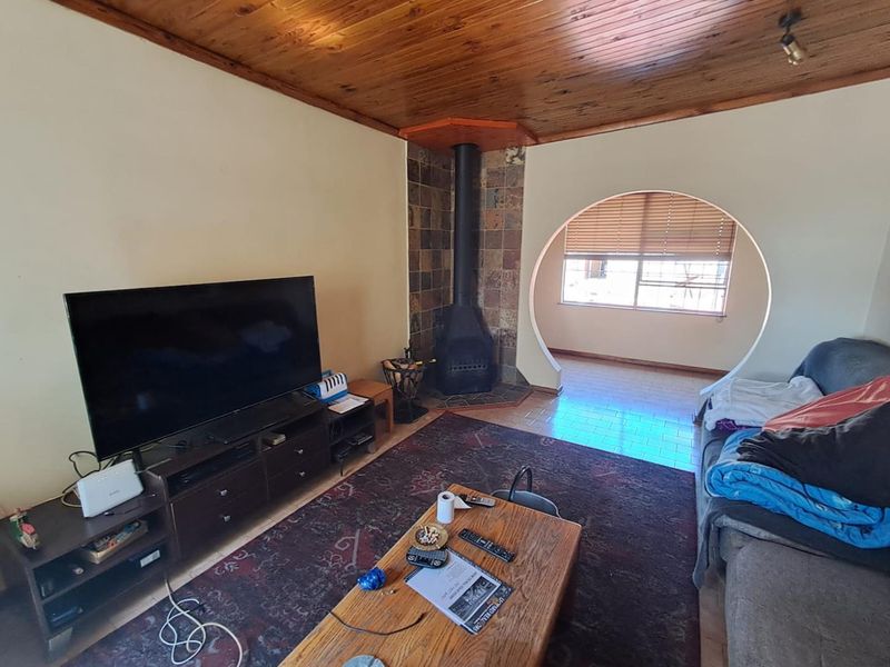 FAMILY HOME IN BRACKENHURST NEEDING SOME LOVE - Photo 8