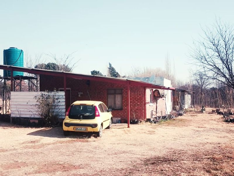 SMALL HOLDING .TWO FLATLETS.STRONG WATER. TWO BOREHOLES.SAVE AREA.CAN BUILD EASY 6 HOUSES. - Photo 5