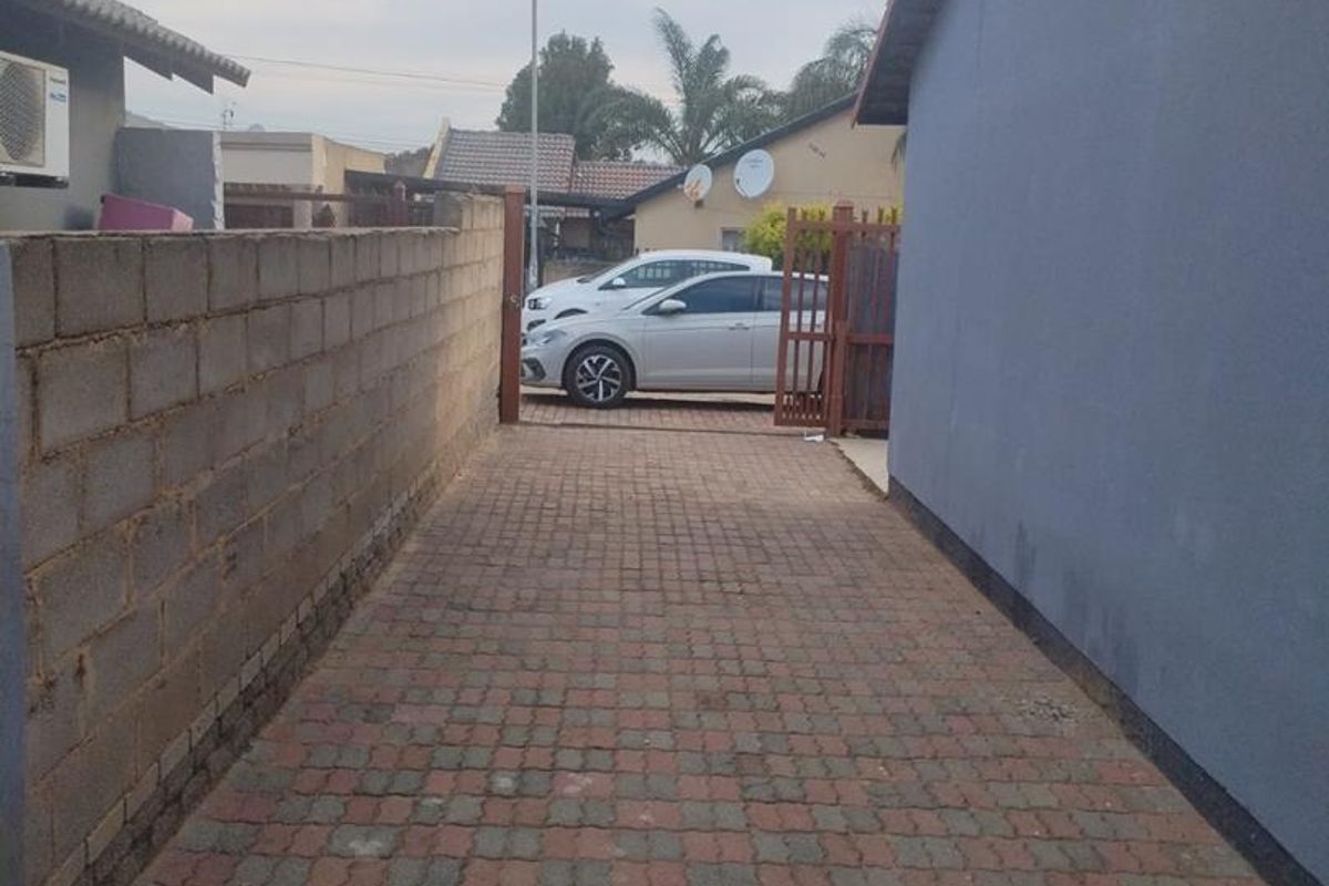 4 Bedroom House in Mamelodi - Photo 2