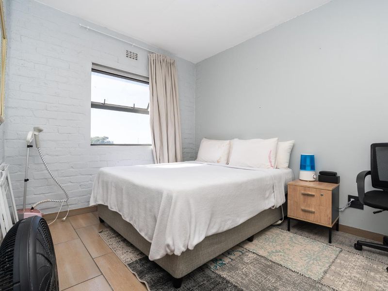 Delightful 2-Bedroom Apartment For Sale In Palm Springs - Photo 10