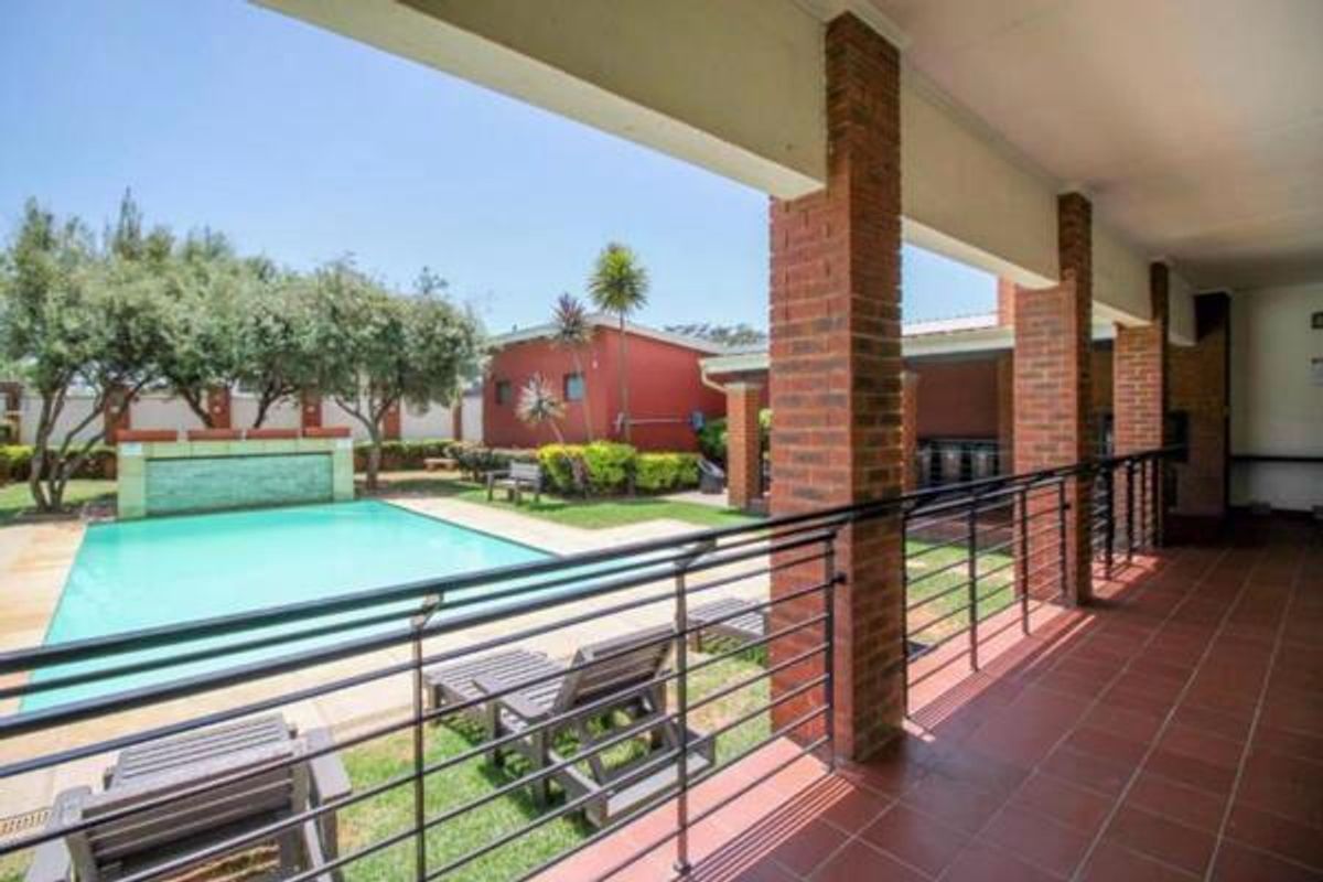One Bedroom for Sale in Greenstone Hill - Photo 4