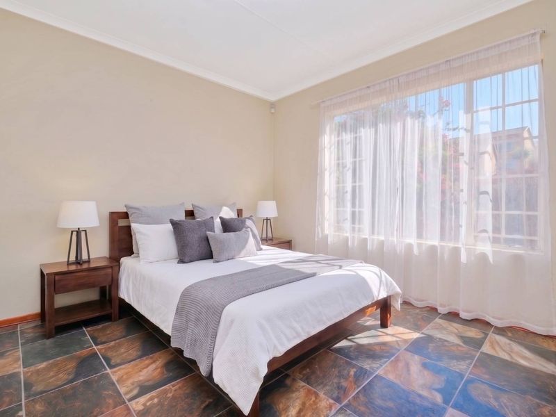 Well Appointed 2-Bedroom Townhouse With Spacious Private Garden - Photo 6