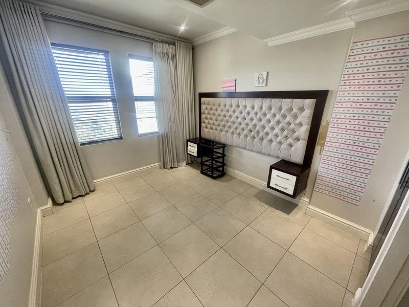 Hendra - Elegant 4-Bedroom First Floor Apartment with Stunning Sea Views – Ilala Ridge Estate - Photo 10