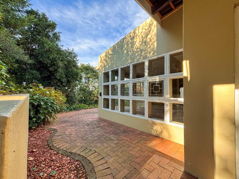 Spacious 5 Bedroom Family Home on 1,910m2 in World's View, Hilton - Photo 5