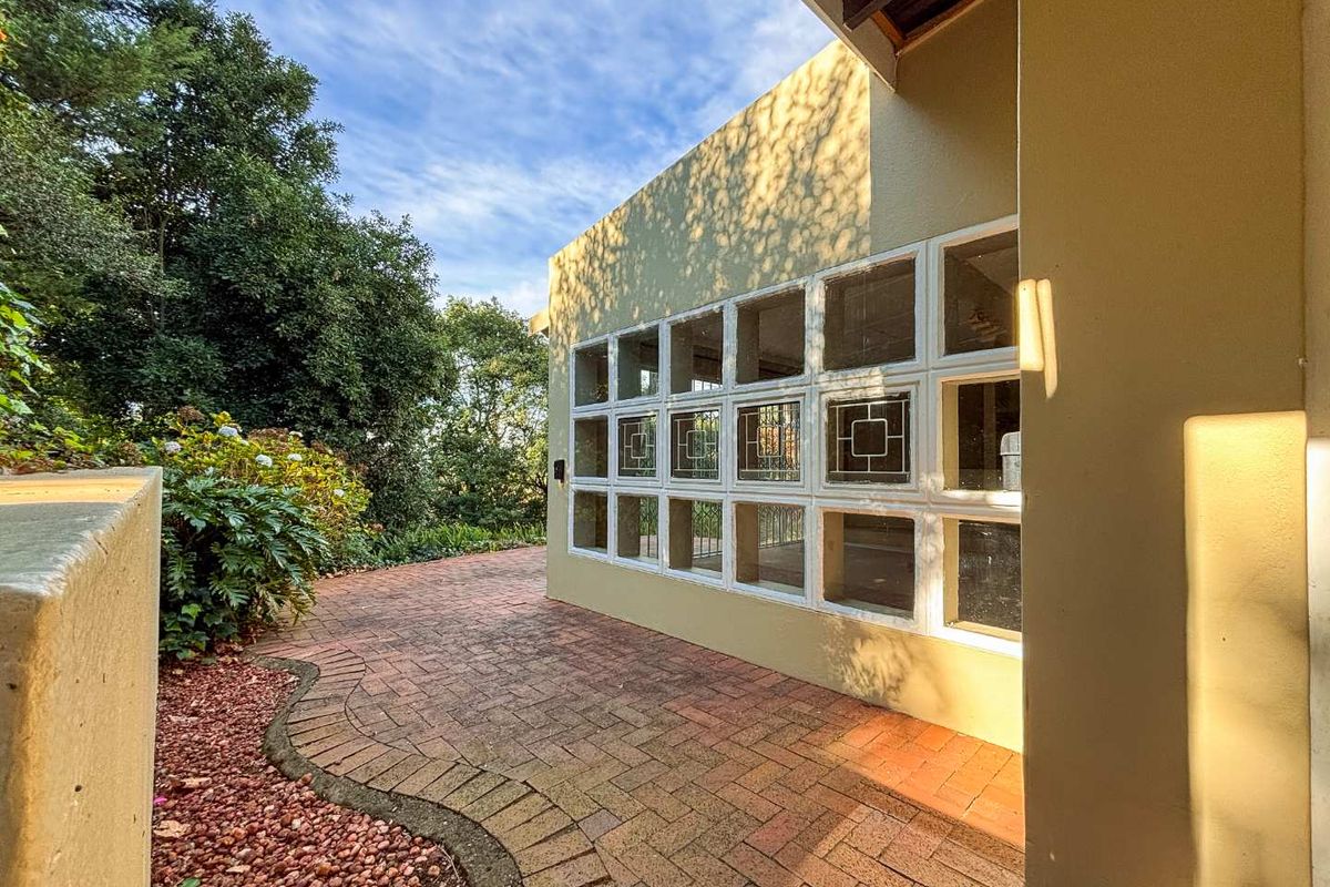 Spacious 5 Bedroom Family Home on 1,910m2 in World's View, Hilton - Photo 5