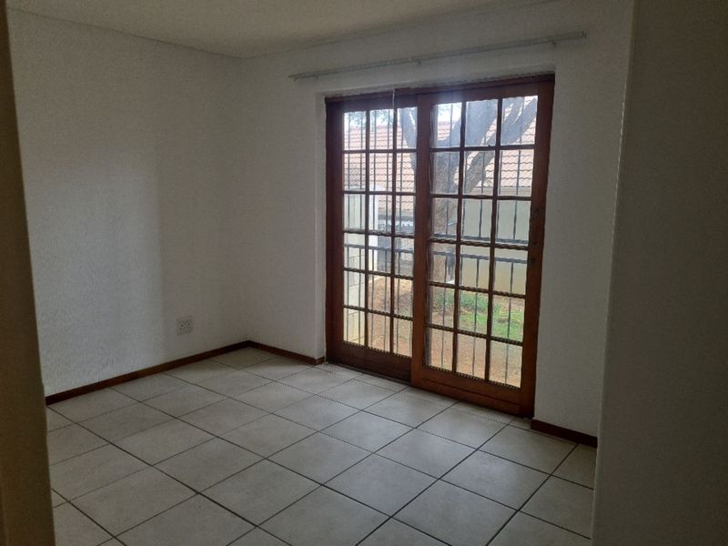 Ground floor unit with Double garage. - Photo 3