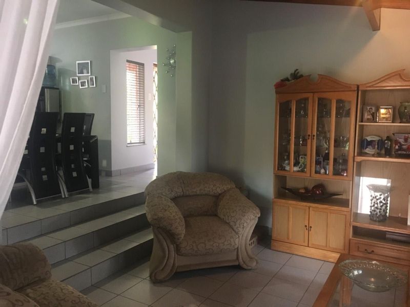 2 Seperate flats and a House on corner stand with two entrances. - Photo 6