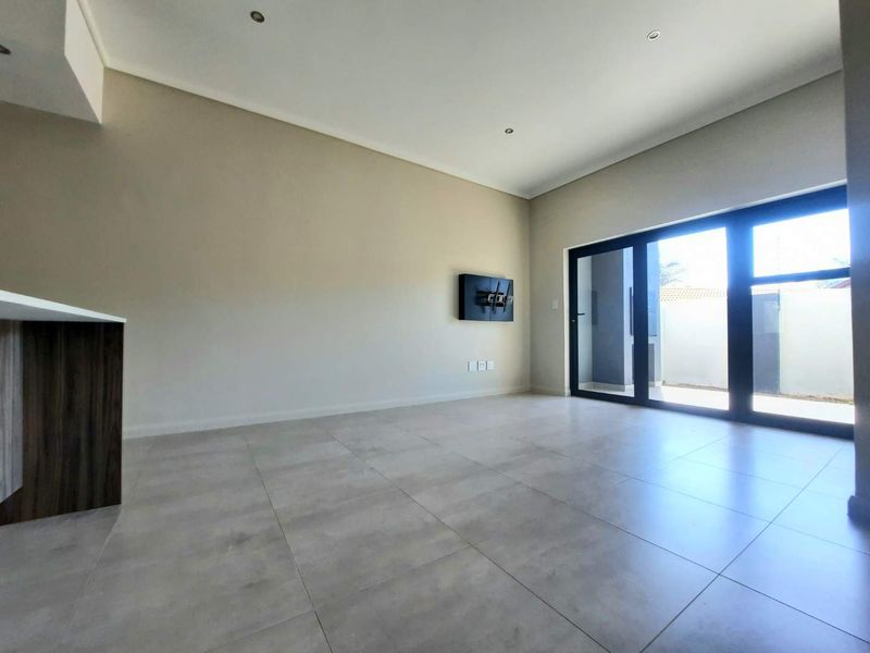 Pet-Friendly 2 Bedroom Home with Modern Kitchen & Yard - Photo 8