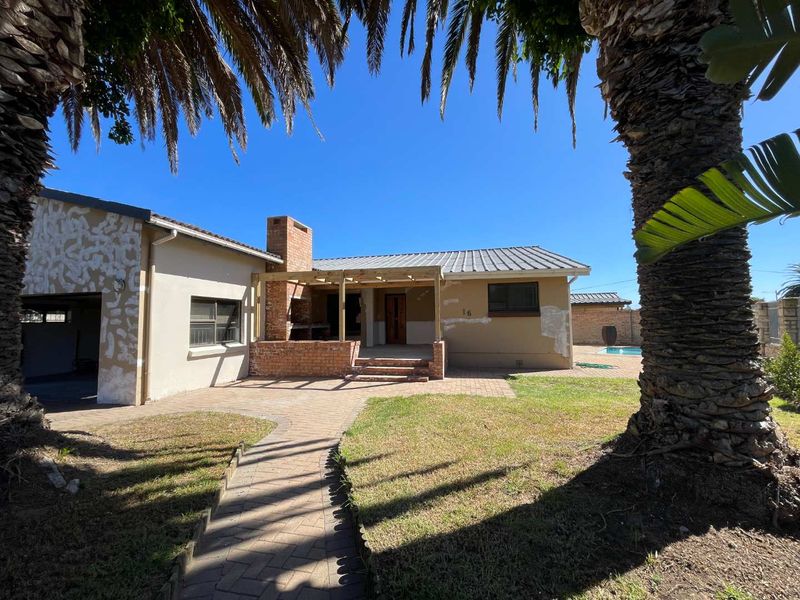 Restore the Charm – Spacious Hartenbos Central Home with Pool & Wooden Floors - Photo 2