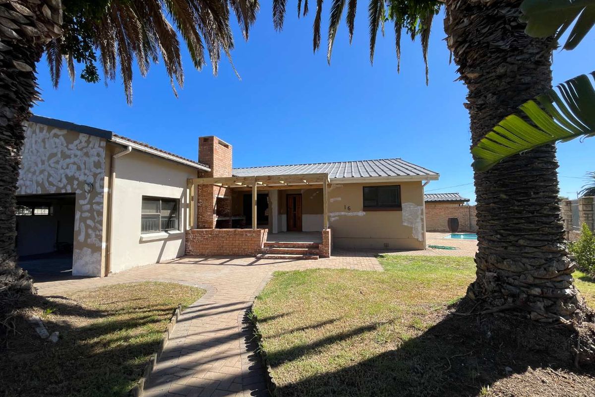 Restore the Charm – Spacious Hartenbos Central Home with Pool & Wooden Floors - Photo 2