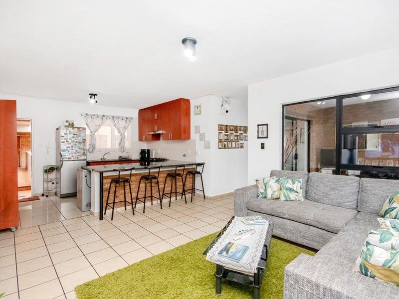 Neat 3 bedroom 2 bathroom unit for sale in Florida Roodepoort - Photo 5