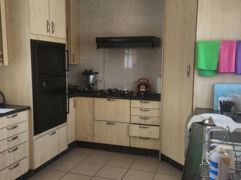 LOOK AT THIS AMAZING FAMILY HOME WITH A FLATLET FOR SALE!!!! - Photo 4