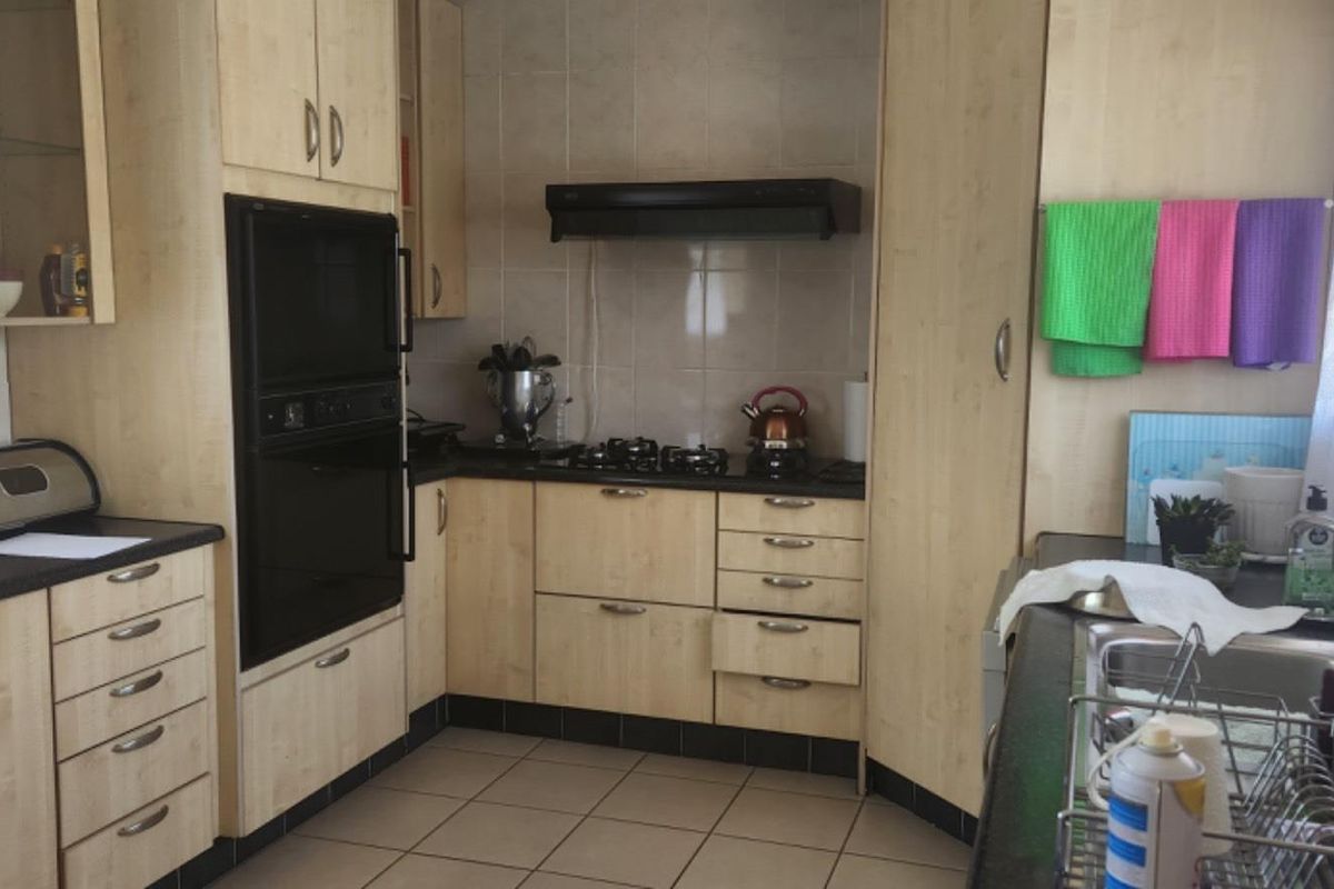 LOOK AT THIS AMAZING FAMILY HOME WITH A FLATLET FOR SALE!!!! - Photo 4