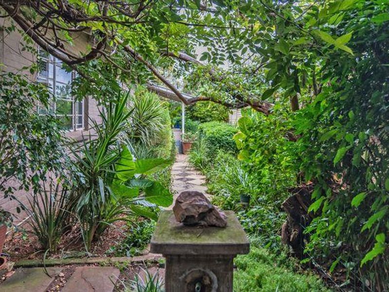 Beautifully Landscaped Garden with Covered Patio Retreat - Photo 3