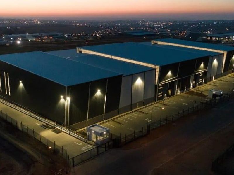 11 366m2 Lords View Warehouse To Let - Photo 3